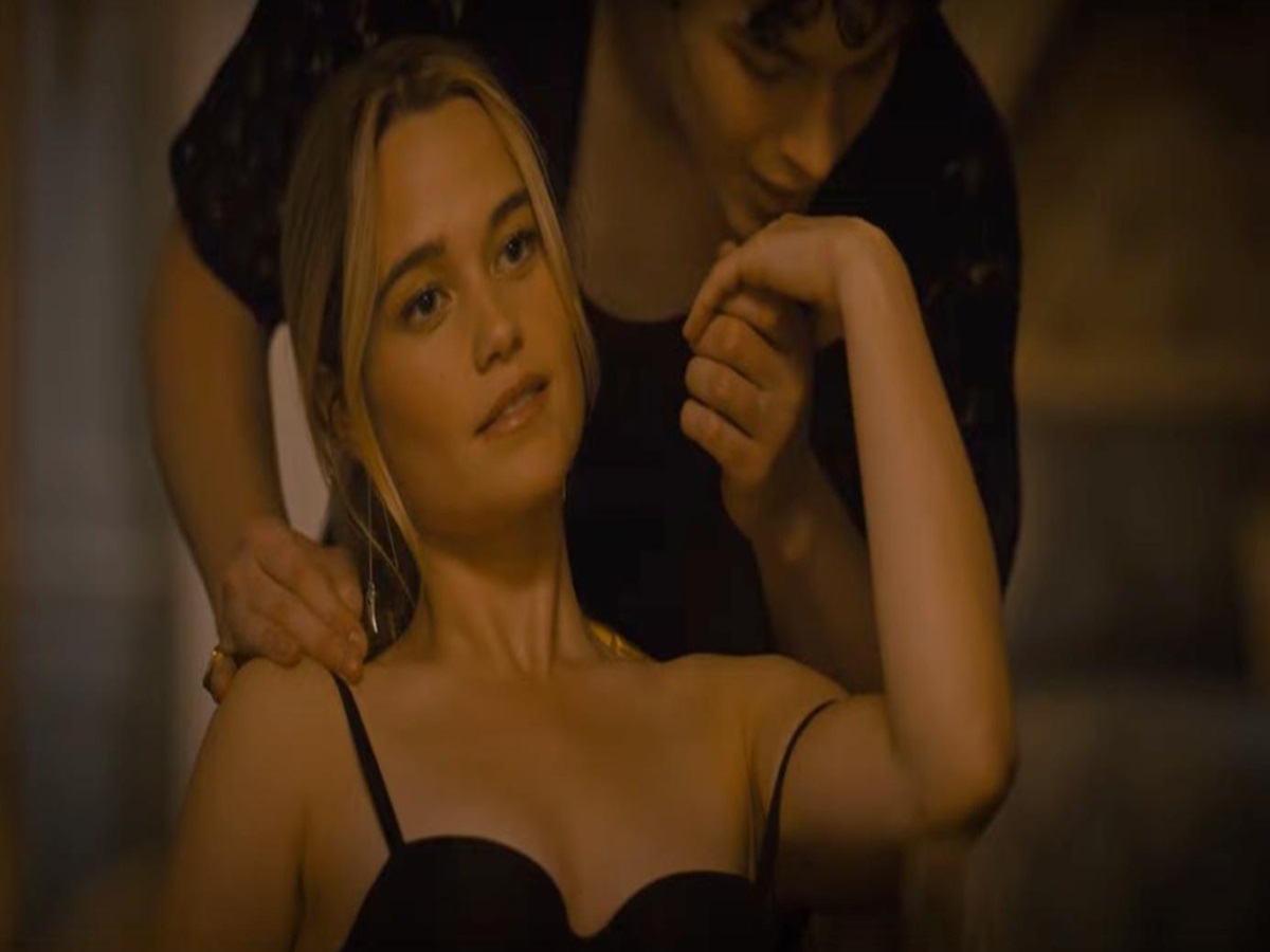 Ryan Phillippe and Sarah Michelle Gellar in a provocative scene from Cruel Intentions