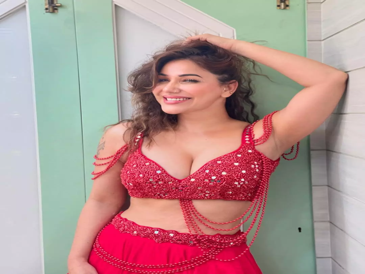 Glam diva in red