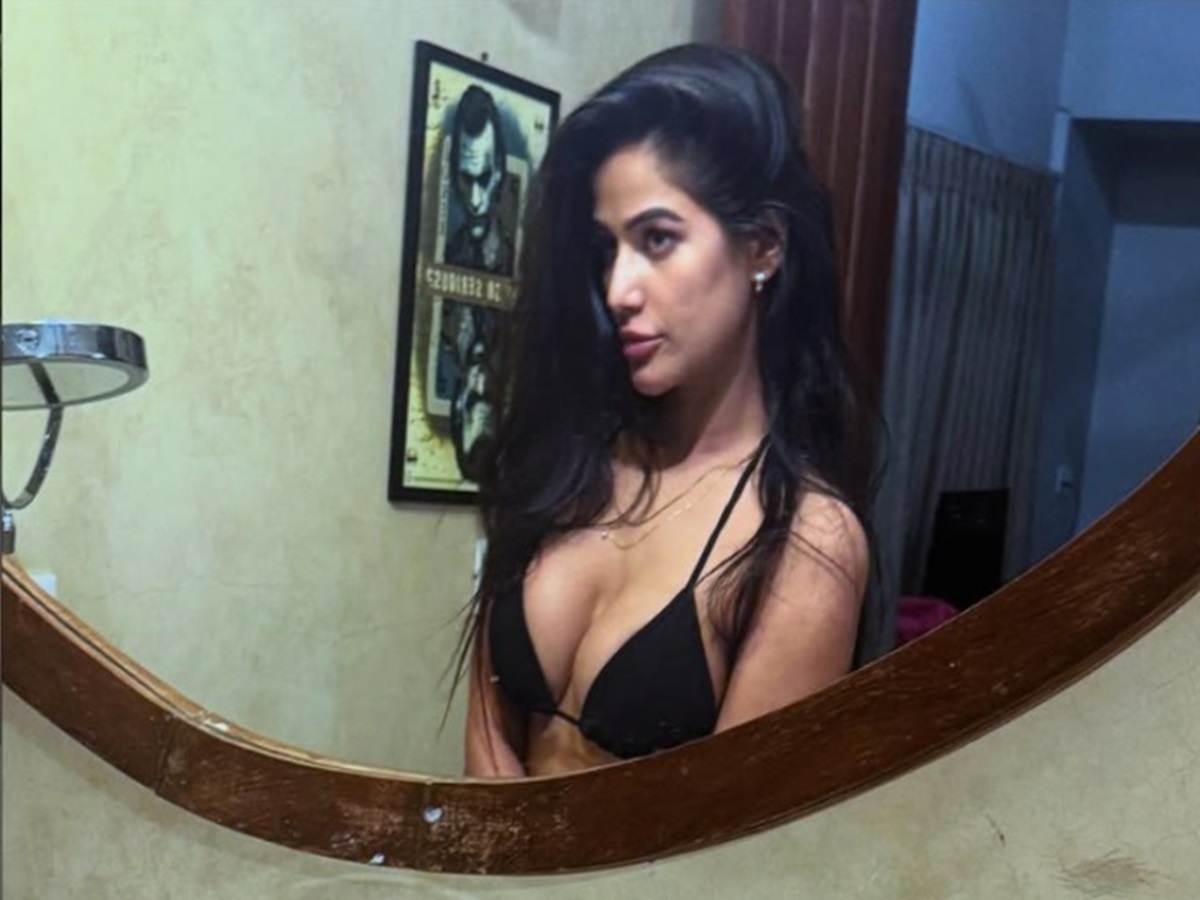 Black Bikini Mirror Click