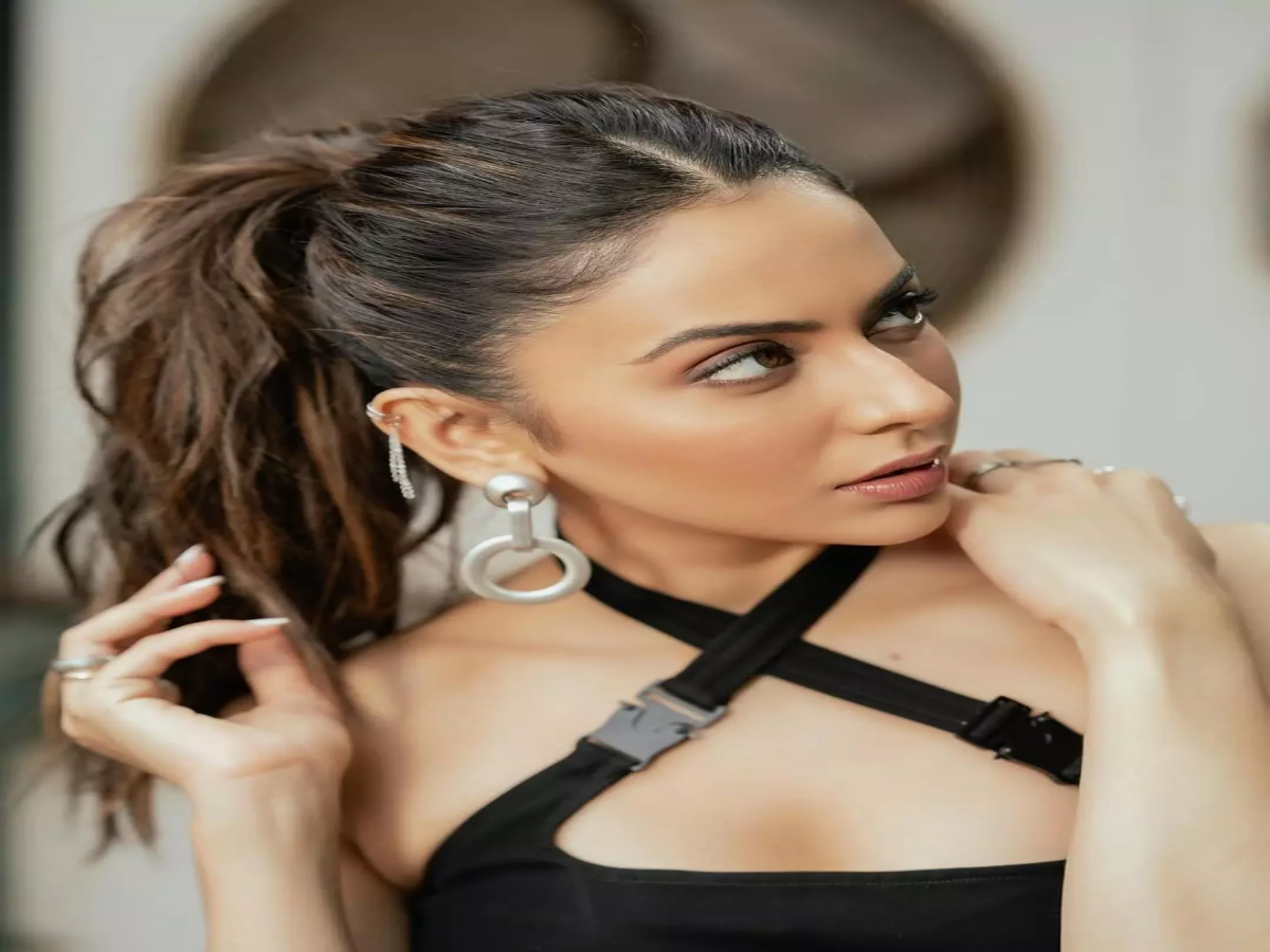 Monochrome street style heat