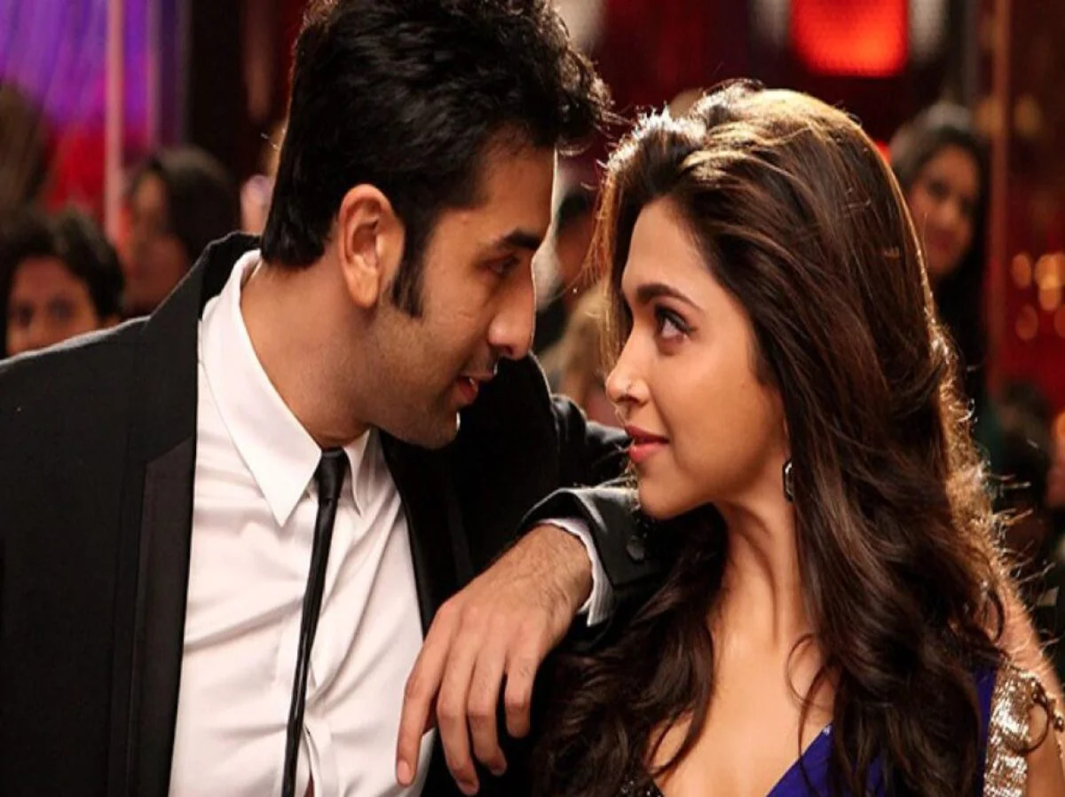 Ranbir Kapoor and Deepika Padukone in a romantic scene from 'Yeh Jawaani Hai Deewani,' showcasing their captivating on-screen chemistry.