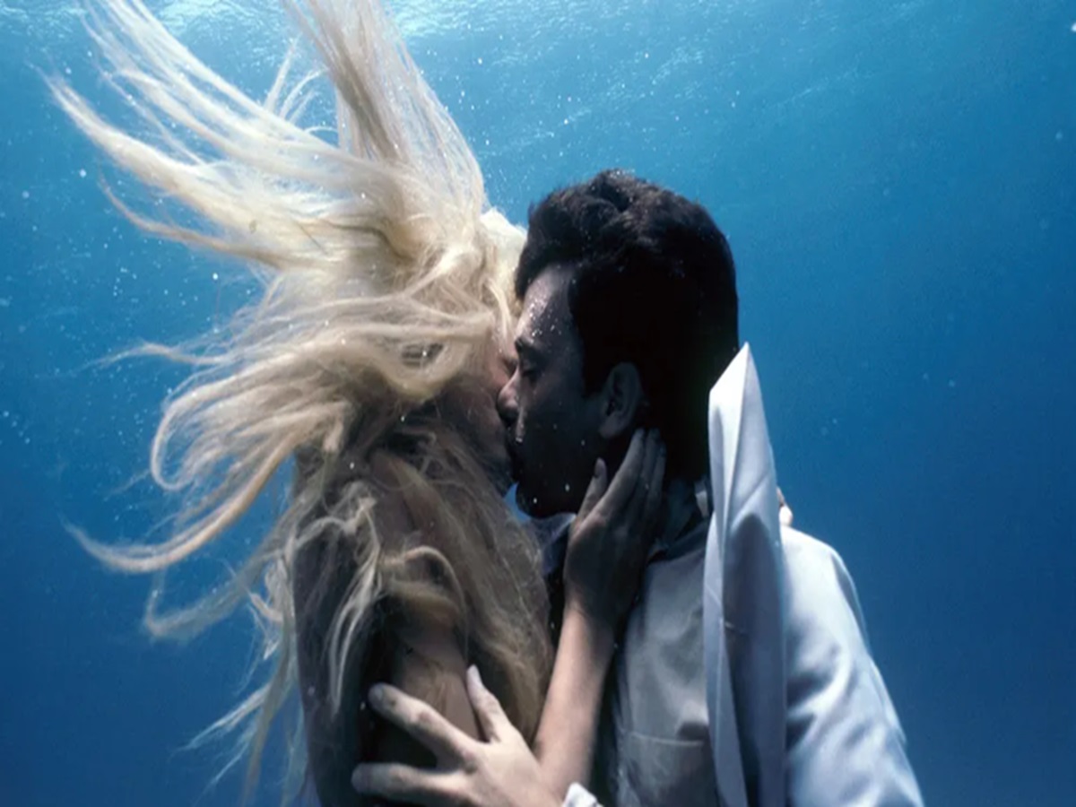 Tom Hanks and Daryl Hannah in a romantic moment from Splash