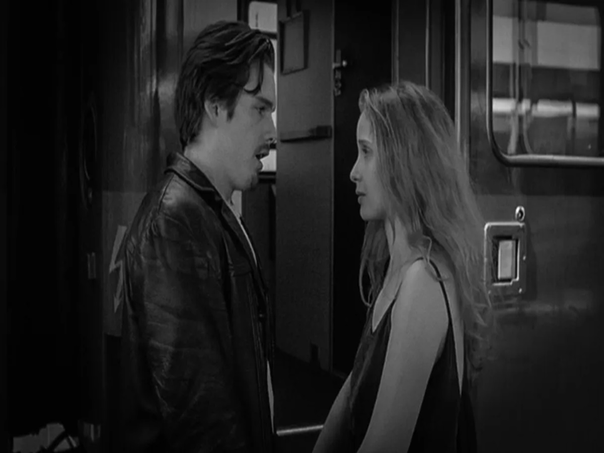 Ethan Hawke and Julie Delpy as Jesse and Céline walking together in Before Sunrise