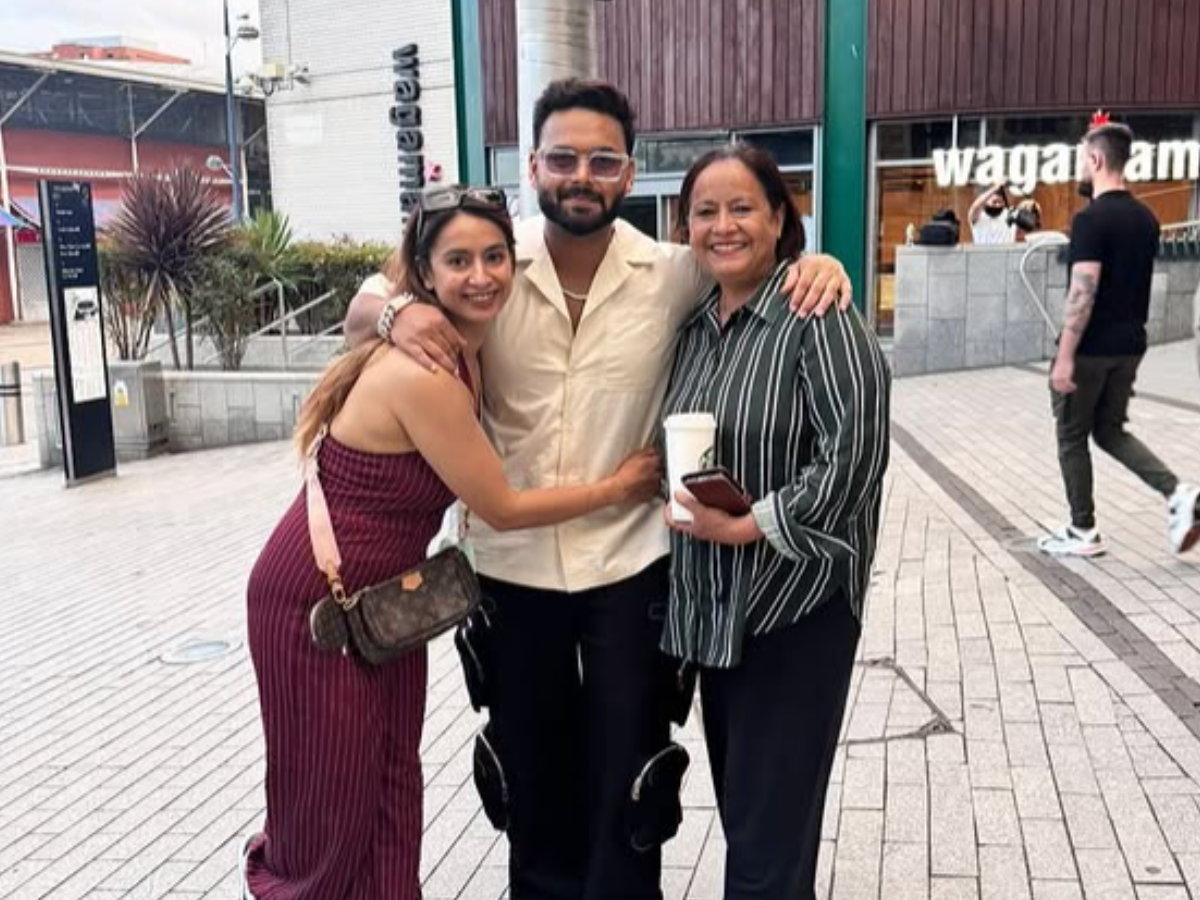 Rishabh Pant flashes a bright smile while posing with his mother and sister
