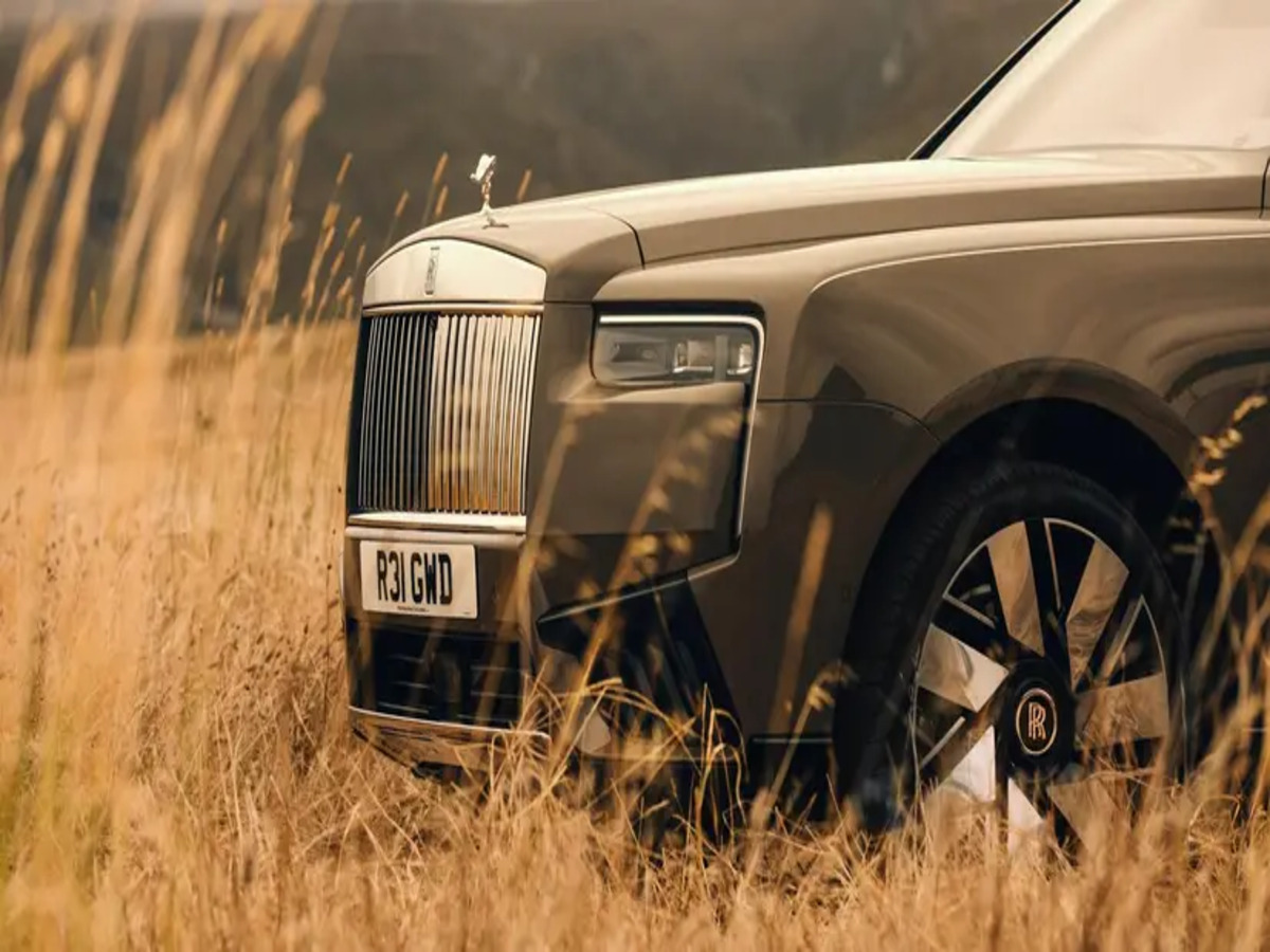 Customizable exterior color options for Rolls-Royce cars.