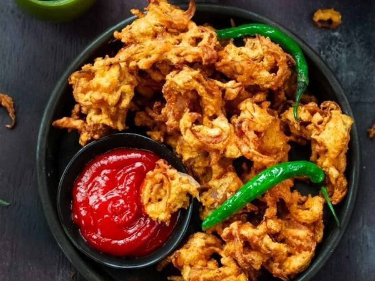 Pyaaz pakoda : A Crunchy Twist On a Rainy Day