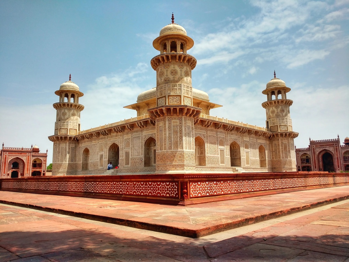 White marble tomb of Itimad-ud-Daula in Agra, surrounded by Mughal gardens and reflecting early pietra dura craftsmanship