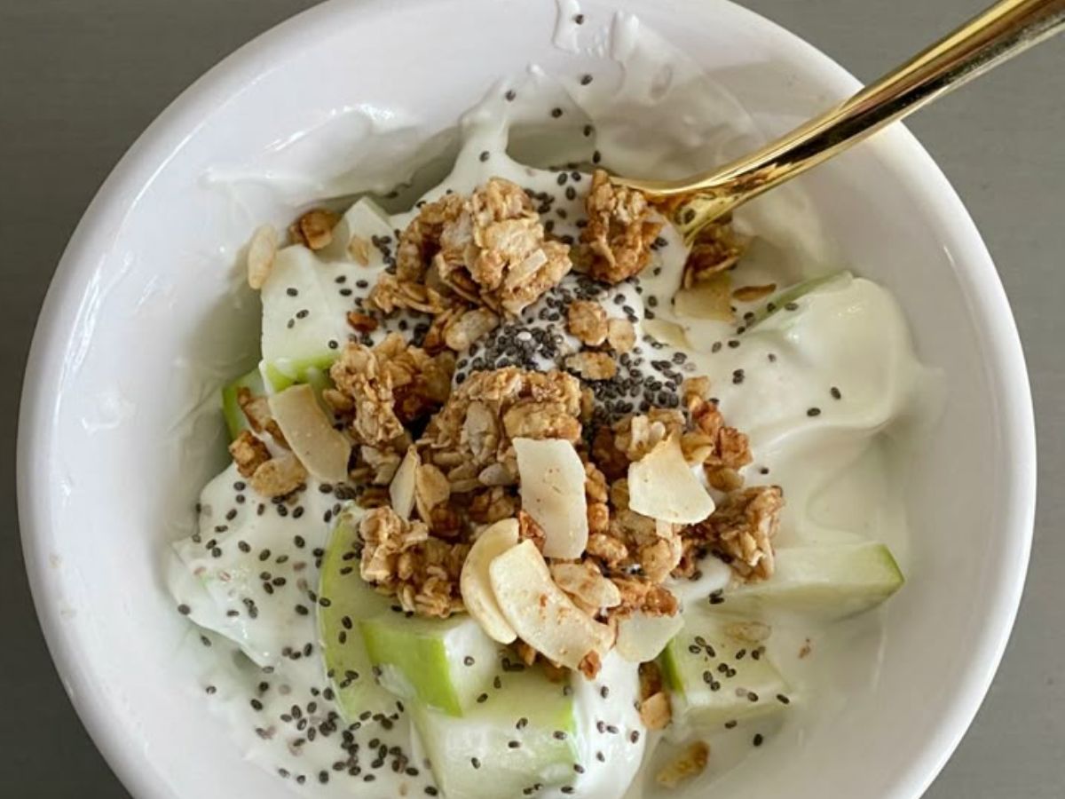 Green yogurt with nuts