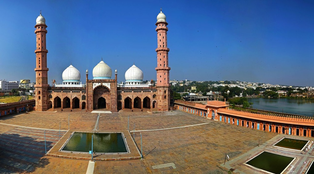 Taj-ul-Masajid mosque in Bhopal with large domes, tall minarets, and Mughal-style red sandstone architecture
