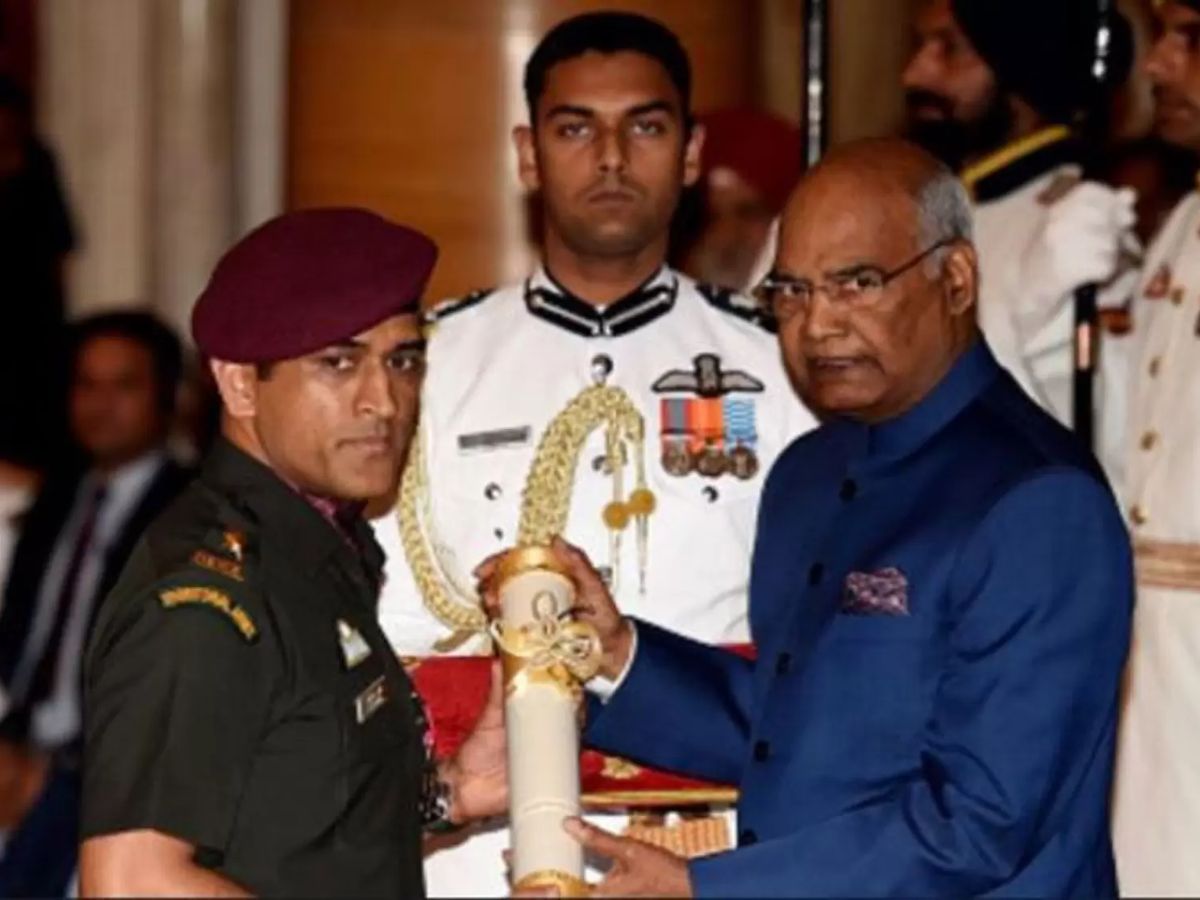 MS Dhoni receiving Padma Bhushan from President of India in army attire.