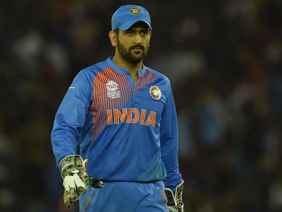 MS Dhoni celebrating with teammates after 100th ODI win as skipper