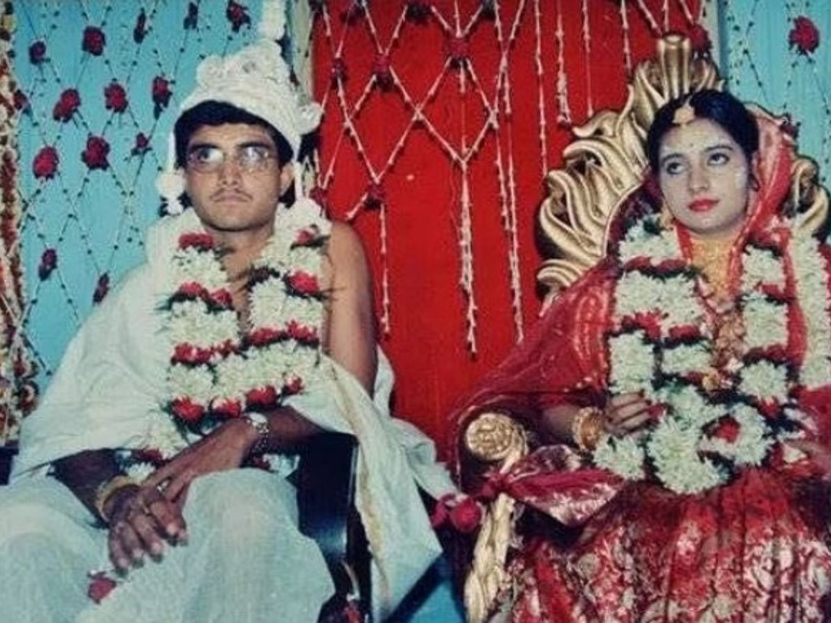 Sourav and Dona in traditional Bengali wedding outfits.
