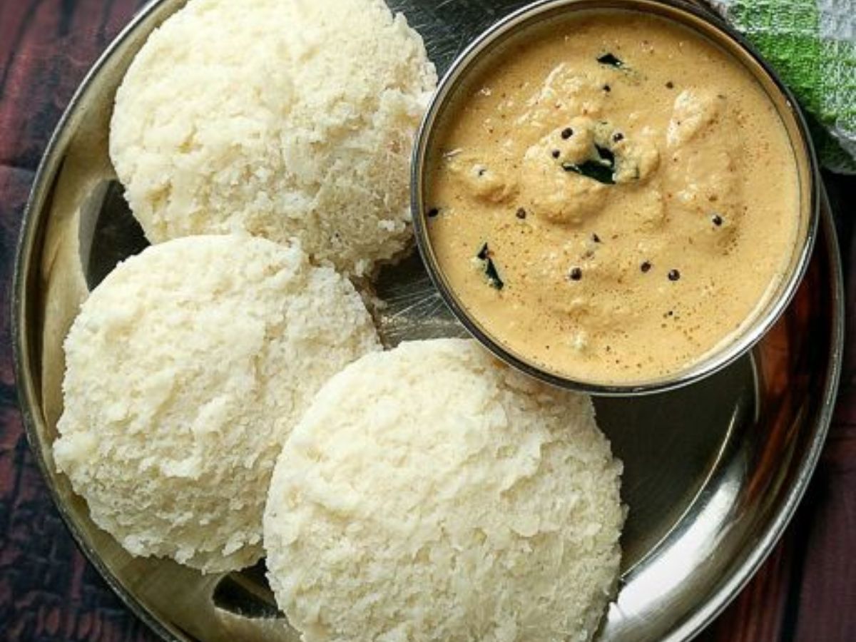 Idli with Coconut Chutney