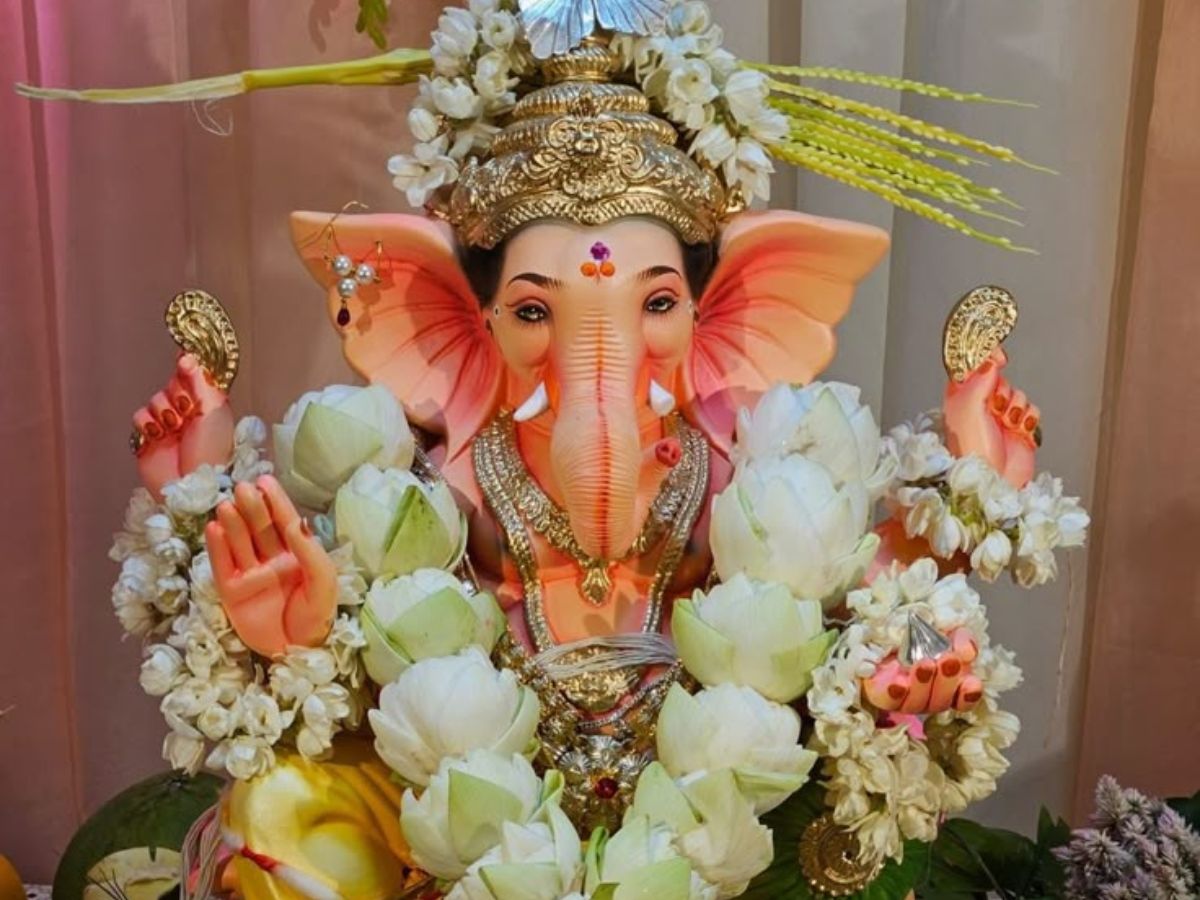 Fresh flowers and cleanse in the morning