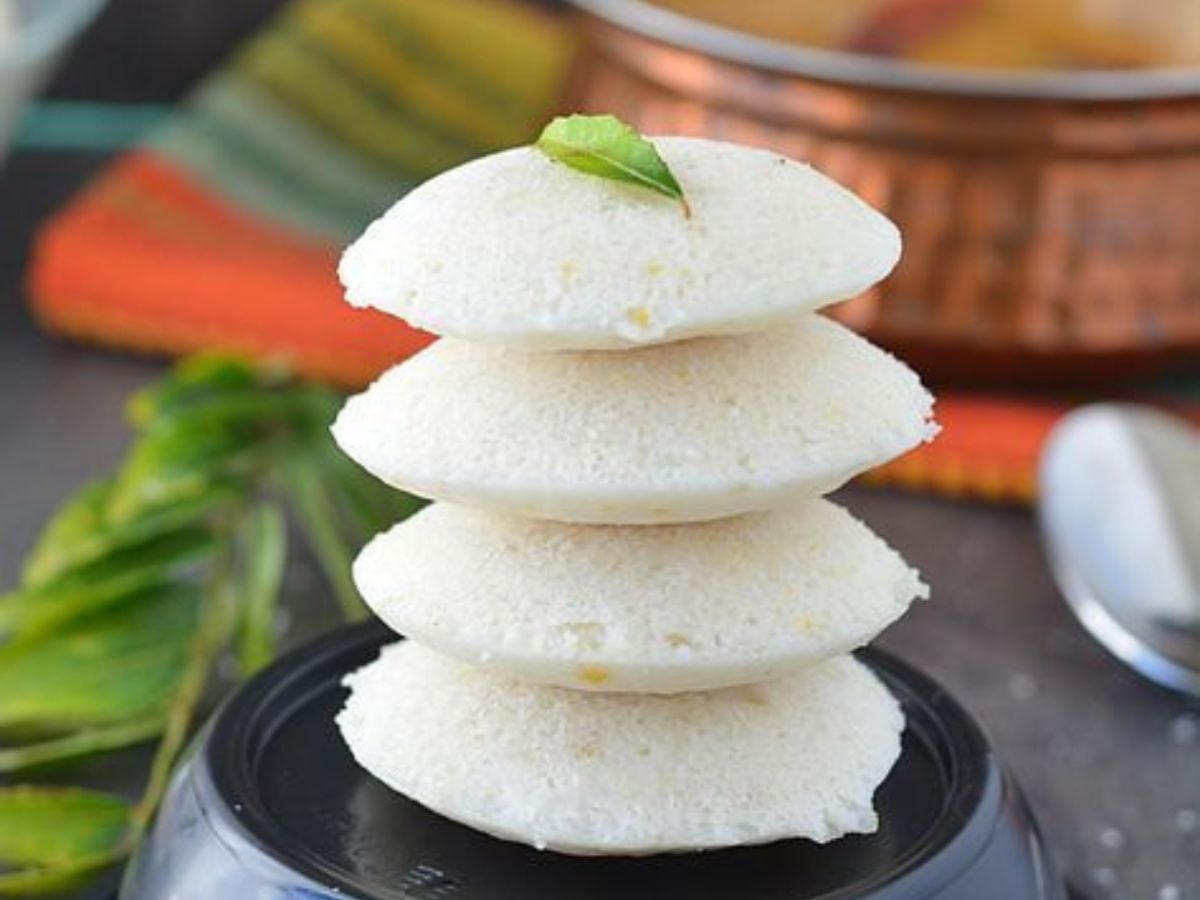 Idli with coconut chutney