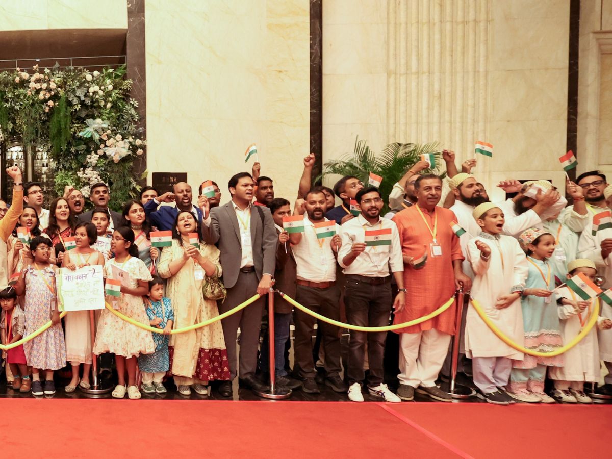 Indians Welcome PM Modi In China