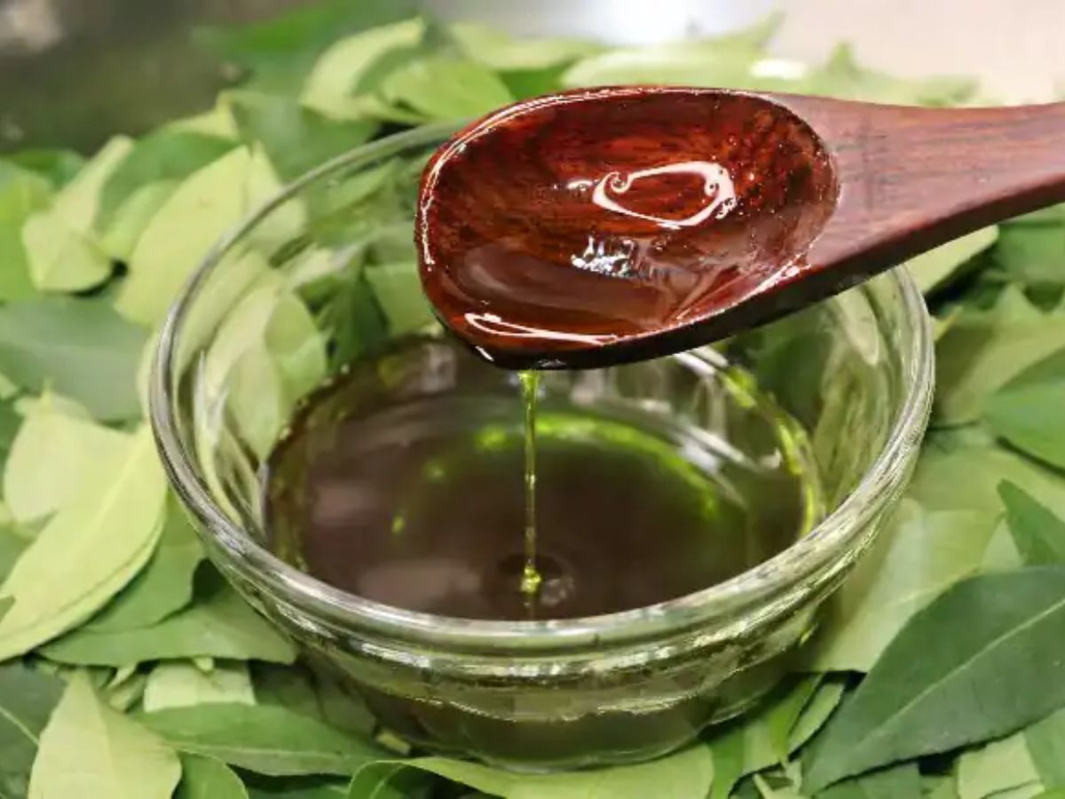 Oil Massage with Coconut and Curry Leaves