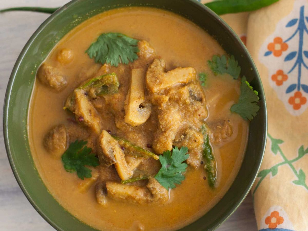 Mushroom kuzhambu (kaalan kulambu)