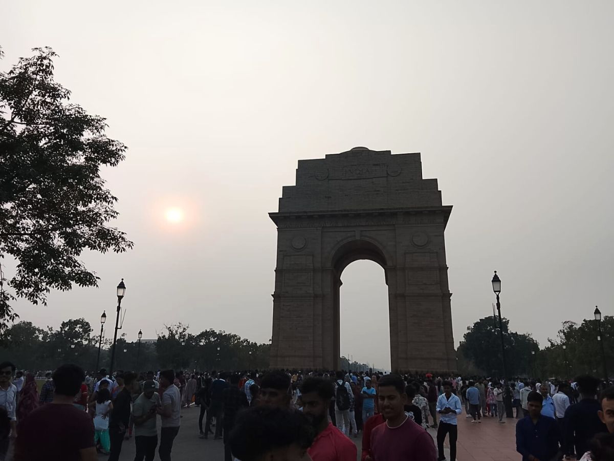 India Gate Shrouded in Post-Diwali Smog
