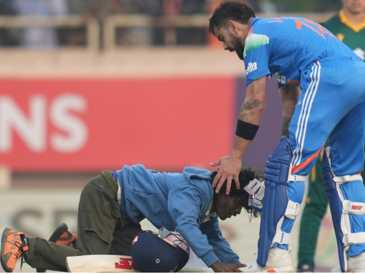 Fan Invades Pitch to Touch Virat Kohli’s Feet