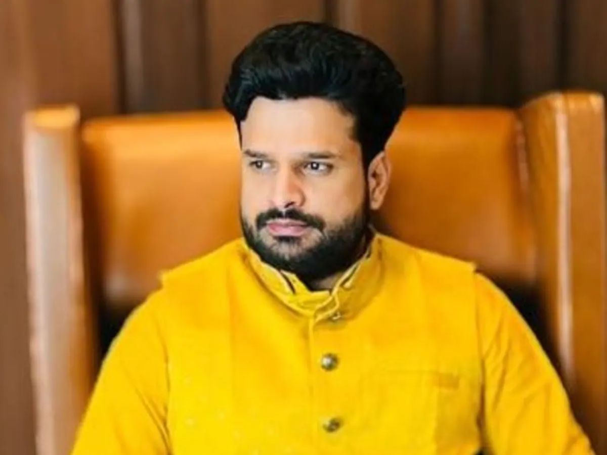 Only One Celebrity Crossed the Horizon