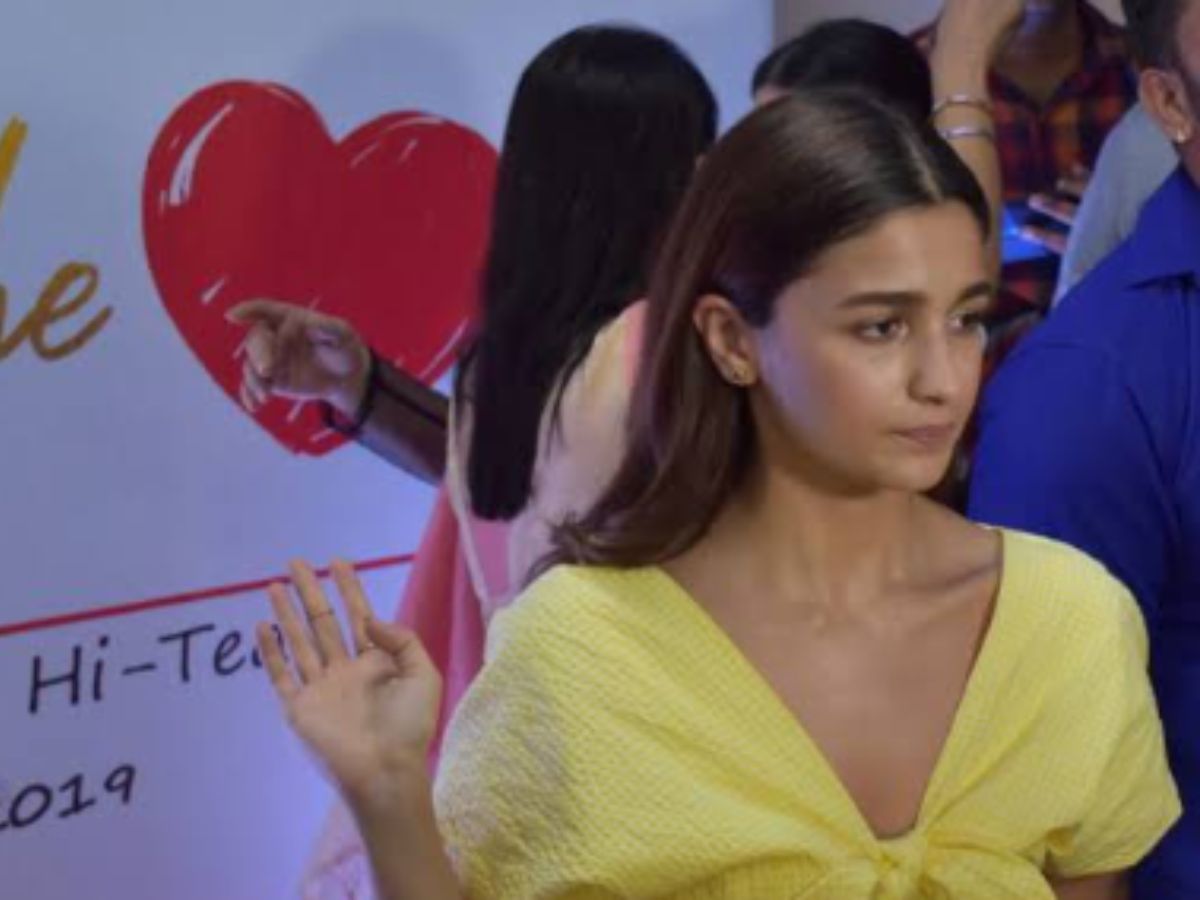 Alia Bhatt Shows Emotions towards the paparazzi