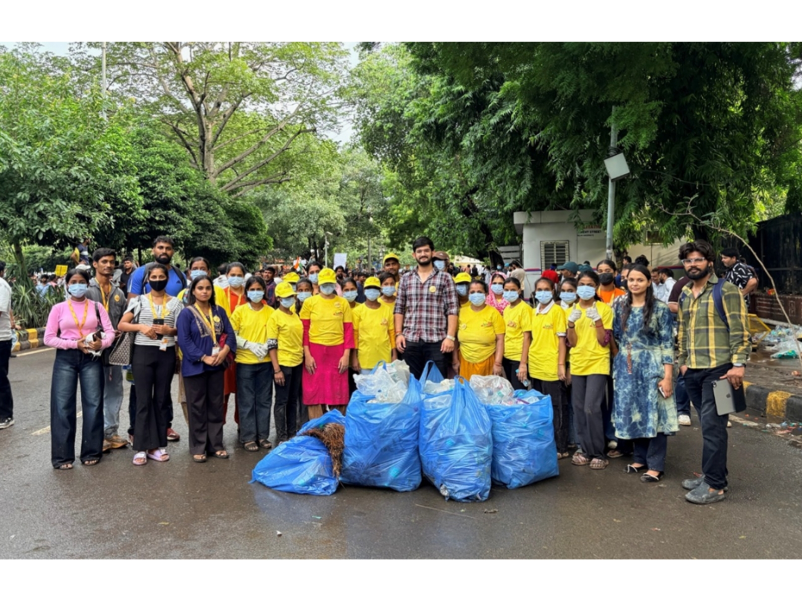 maid-in-india-leads-cleanliness-drive-at-delhi-protest-site-yellow-t-shirts-blue-bags-one-mission20260722162313 Maid In India Leads Cleanliness Drive at Delhi Protest Site. Yellow T-Shirts, Blue Bags, One Mission