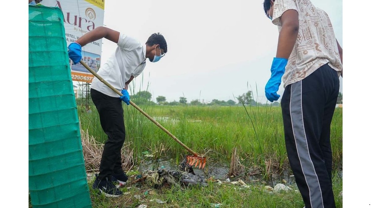 200+ Parul University Students Turn Independence Day Spirit Into a Youth-Led Cleanliness Movement