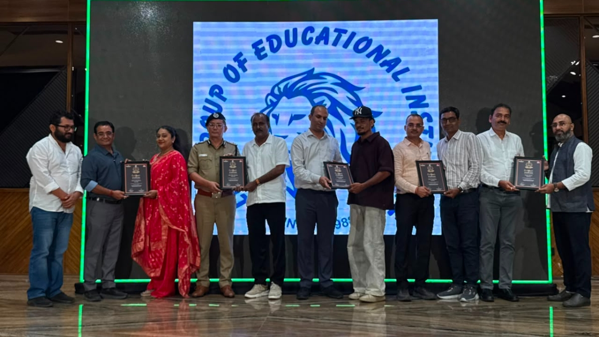 Sungrace School, Sunlight School, And Sunrise School, along With Five Teachers From The Leo Group, were Honored By The Divya Bhaskar Daily Newspaper